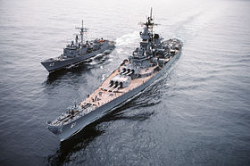 Die Iowa 1985 mit der Fregatte Halyburton (hinten)
