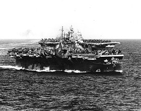 USS Langley (CVL-27) und andere Schiffe ihrer Task Group, 2. Dezember 1944