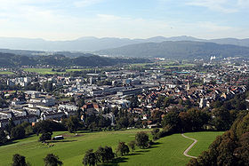 Luftansicht von Zofingen: Rechts die Altstadt, vorne der Heiternplatz, links das Industriequartier