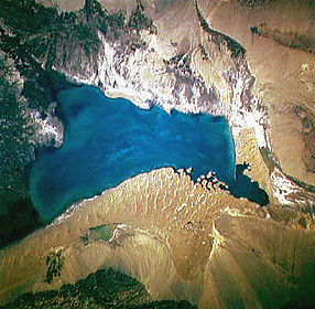 Satellitenaufnahme des Bosten-Sees vom 2. November 2004. Blick von Süden nach Norden.