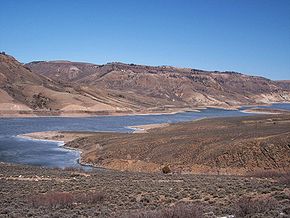 Blick auf das Blue Mesa Reservoir mit den West Elk Mountains im Hintergrund