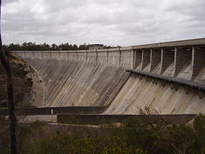 Staumauer des Canning Reservoirs mit Auslauf
