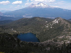 Der See mit dem Mount Shasta im Hintergrund
