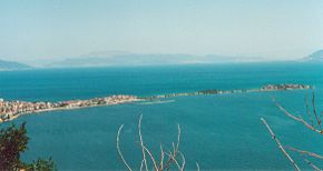 Der See mit der Stadt Eğirdir (links) und den beiden Inseln