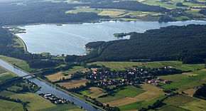 Rothsee mit dem Rhein-Main-Donau-Kanal im Vordergrund