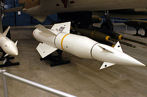 AGM-12C Bullpup (rechts), AGM-12B (links)