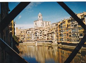Die Kathedrale von Girona über dem Fluss Onyar