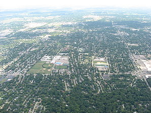 Kettering aus der Luft gesehen: Im Zentrum die Sportplätze der Fairmont Highschool
