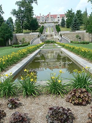 Die Hinterlassenschaft von Charles M. Schwab in Loretto: Garten Immergrün mit Haus im Hintergrund