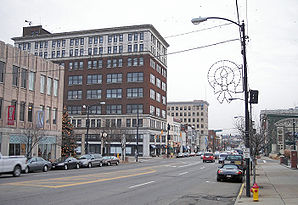 Lincoln Way mit IDEAL Department Store im Hintergrund