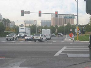 Eine Kreuzung mit Blickrichtung Paradise Road und Las Vegas Strip in Paradise, Nevada
