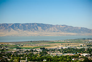 Blick nach Westen über die Stadt auf den Utah Lake und Eagle Mountain