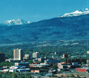 Blick über Reno auf die umgebenden Berge