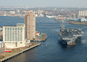 Die USS George Washington (CVN-73) auf dem Elizabeth River, der durch Norfolk in den Atlantik fließt