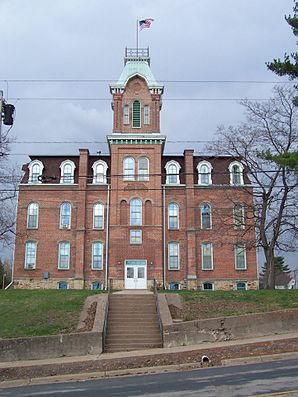 Das alte Gebäude der „Union High School“ in Black River Falls ist im National Register of Historic Places gelistet.[1]