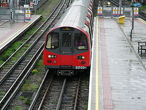Ein Zug vom Typ 1995 Tube Stock in der Station Finchley Central