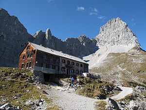 Lamsenjochhütte mit Ostwand der Lamsenspitze