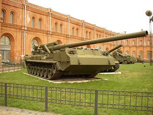 Selbstfahrlafette 2S7 Pion im Artillerie-Museum in Sankt Petersburg