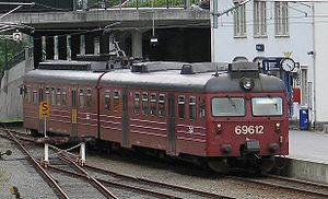 Steuerwagen BS69612 (vorne) und Motorwagen BM69012 (A-Reihe) in Arendal
