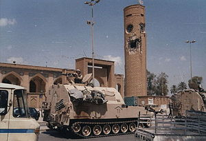 Panzer der Koalitionstruppen vor der Abu-Hanifa-Moschee in Bagdad, 2003