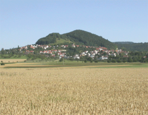 Blick auf den Aichel- und den Turmberg. Im Vordergrund die Gemeinde  Zell unter Aichelberg
