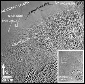 Bildausschnitt der östlichen Region von Amazonis Planitia. Am unteren Bildrand sind die Lavaausflüsse von Olympus Mons sichtbar.