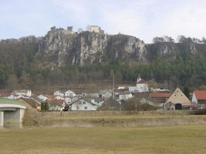 Die Burgruine über dem Dorf und der Altmühl