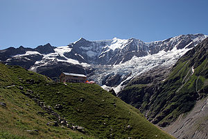 Bäregghütte mit dem Gross Fiescherhorn und dem Unteren Grindelwaldgletscher im Hintergrund