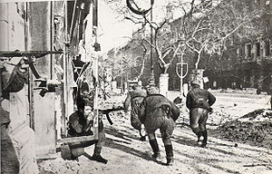 Rotarmisten während der Eroberung Budapests 1945