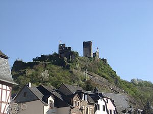 Burg Metternich über dem Moseltal