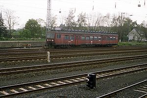 280 001 im Bahnhof Beucha abgestellt. Der Umbau zum Fahrleitungsmontagewagen ist nicht fertiggestellt worden. Mai 1993