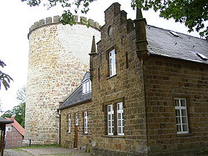 Wehrturm und Forsthaus der Burgruine
