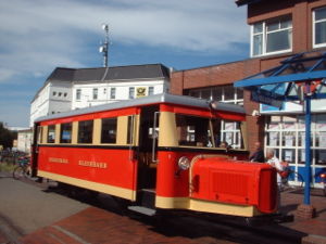 Wismarer Schienenbus T1 der Borkumer Kleinbahn vor dem Ortsbahnhof Borkum