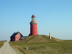 Der Leuchtturm von Bovbjerg mit dem davor stehenden Gedenkstein