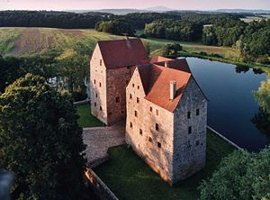 Luftaufnahme der Burg Brennhausen von Südwesten (Oktober 2002)