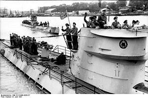 Bundesarchiv Bild 101II-MW-4260-37, Lorient, U-Boote U-123 und U-201 auslaufend.jpg