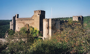 Burg Hohenstein mit innerer Schildmauer (links) und äußerer Schildmauer.