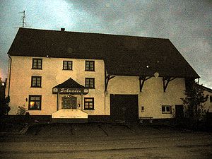 Gasthaus Schwanen in Boll. Im rechten Gebäudeteil befinden sich verbaute Reste der Burg Boll.