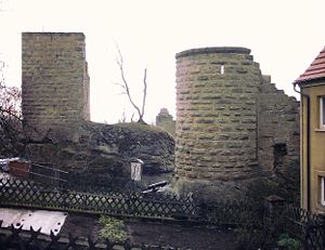 Die Ruine der Nordburg mit dem Bergfried und dem „Pfeilschartenturm"