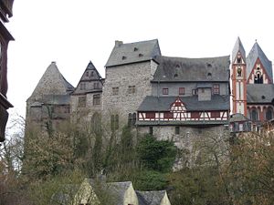 Die Burg Limburg (links neben dem Dom) auf dem Lahnfelsen
