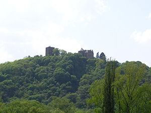 Burg Rheineck vom rechten Rheinufer aus gesehen