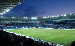 Das Cardiff City Stadium unter Flutlicht im Januar 2010