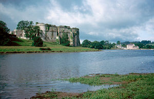 Carew Castle im Mündungsgebiet des River Cleddau; im Hintergrund die Carew French Tidal Mill