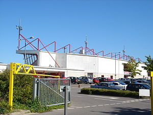Das Eingangstor zum Broadfield Stadium