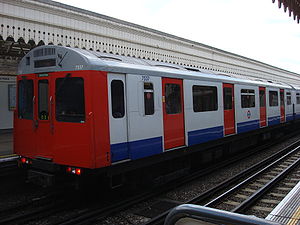 Ein Zug vom Typ D78 Stock in der Station Upton Park
