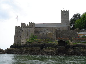 Dartmouth Castle mit Kirche St Petroc's