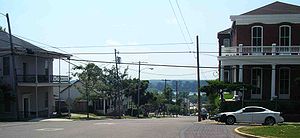 Blick von Downtown Vicksburg zum Yazoo-Umleitungskanal (dem früheren Mississippi-Flussbett bis 1876)