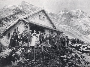 Die Einweihung der Bettelwurfhütte am 8. September 1894. Dahinter der Kleine und der Große Bettelwurf