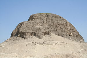 Lehmziegelkern der Sesostris-II.-Pyramide. Rechts sind Teile des Kalksteinsskeletts zu erkennen.