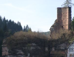Burg Elmstein - Ansicht des Burgfelsens und der Ruine der Schildmauer aus südöstlicher Richtung